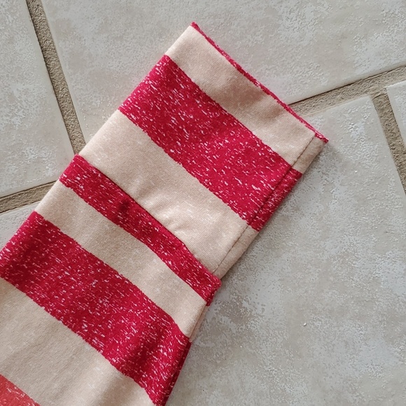 Lularoe LLR, size Medium Elizabeth, v neck long sleeve tee, like new condition - Picture 3 of 4